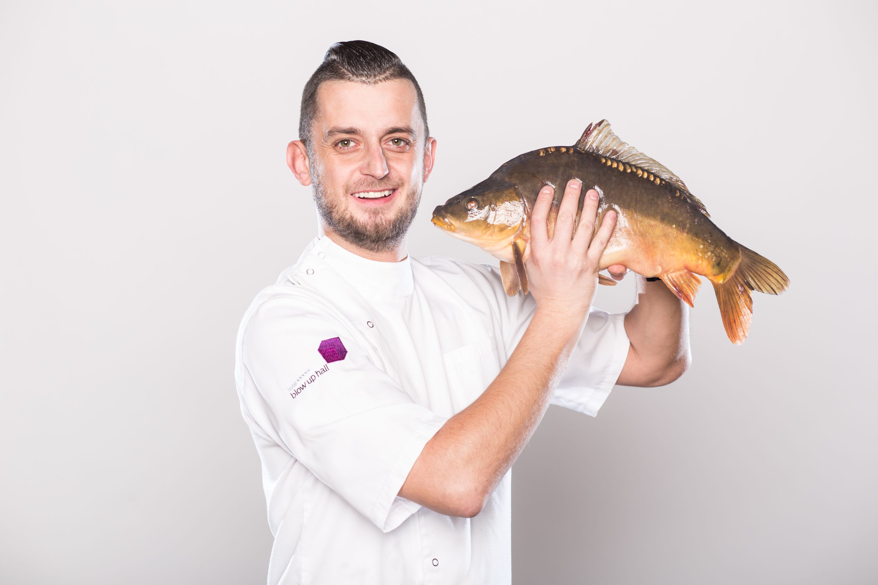 Chef_Tomasz_Purol_ze_swiatecznym_karpiem_fot._J._Wittchen
