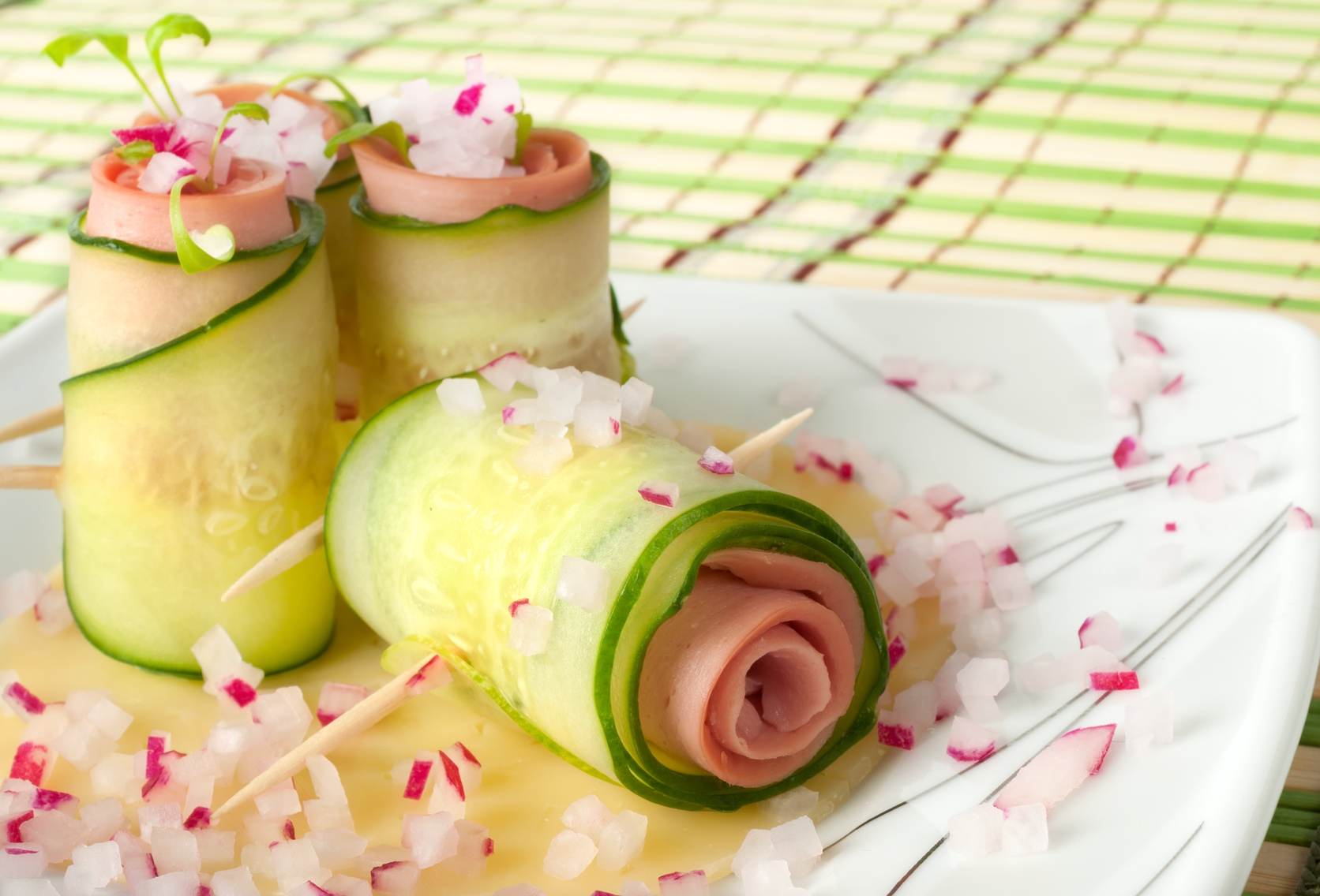 Koreczki_z_szynki_i_cukinii_z_serkiem_fromage_Fot._Fotolia.com