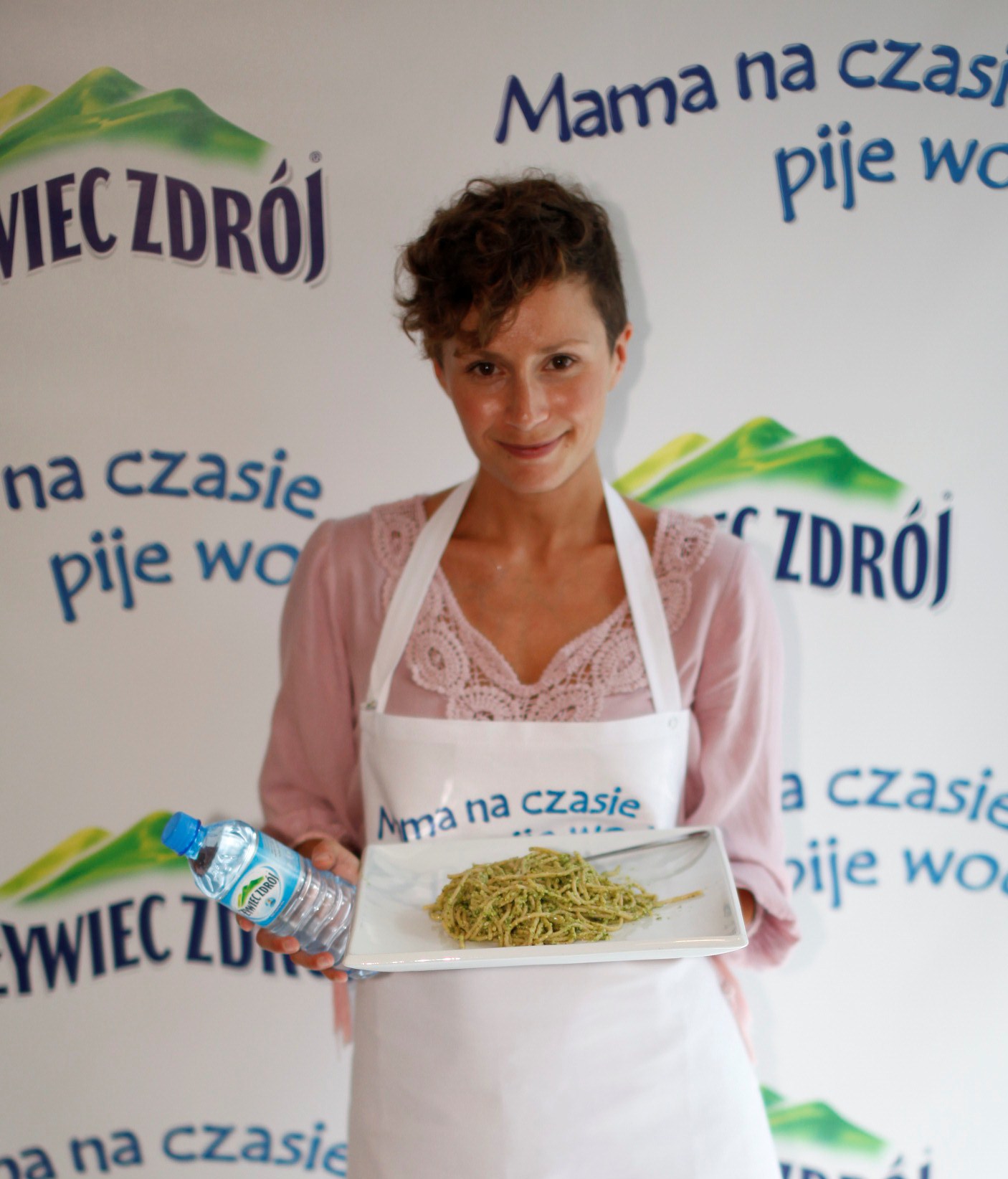 Monika_Mrozowska_Mama_na_czasie_pije_wod