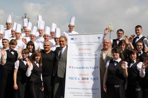 img_0504_plac_massena_z_h._boivin_m.ij._forkasiewiczami_i_szefem_restauracji_theo.jpg